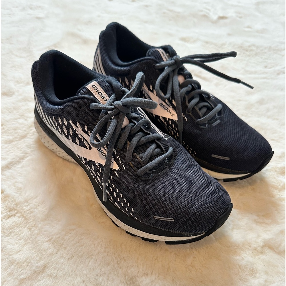 Brooks Ghost 13 women sz 8.5. Charcoal gray (bluish gray imo) + light pink.